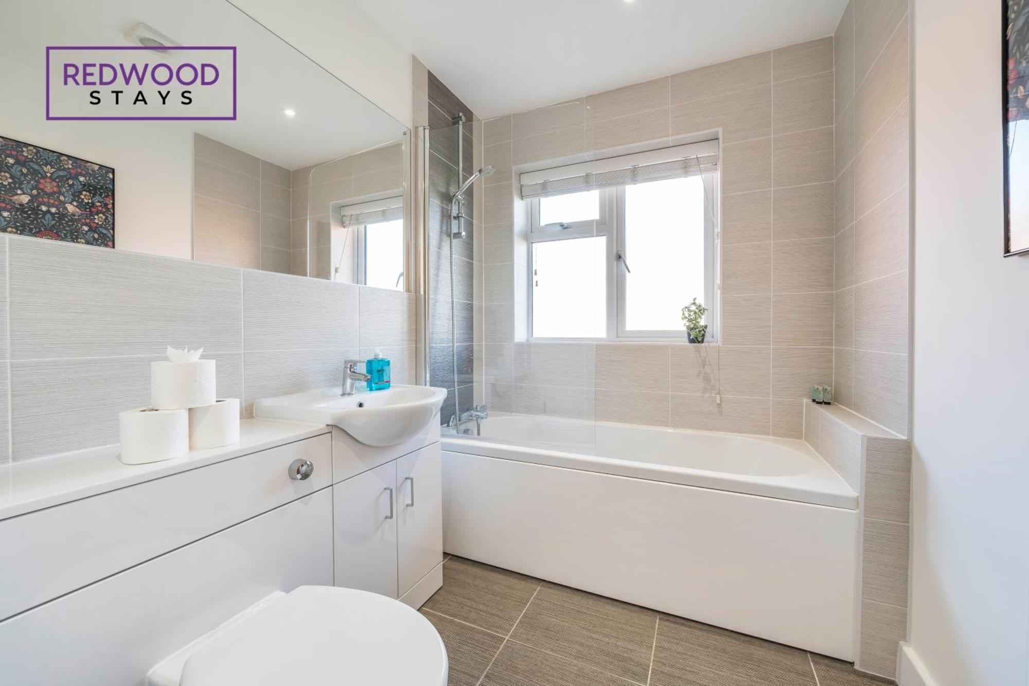 Modern Serviced Apartments For Contractors & Families With Free Parking, Wifi & Netflix By Redwood Stays Basingstoke Exterior foto