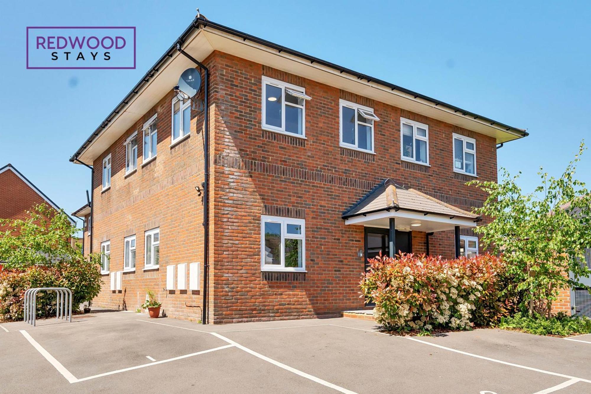 Modern Serviced Apartments For Contractors & Families With Free Parking, Wifi & Netflix By Redwood Stays Basingstoke Exterior foto